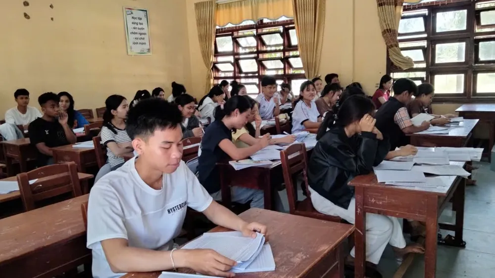 Học sinh Trường THPT Nguyễn Văn Trỗi (xã La Dêê, TP Đà Nẵng) tự học có hướng dẫn vào các buổi 