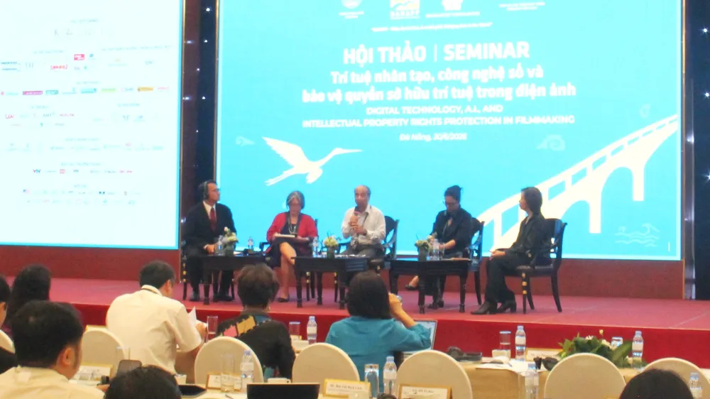 Từ các góc nhìn công nghệ, pháp lý và thực tiễn sản xuất, các diễn giả thảo luận cơ hội và thách thức mà AI đang đặt ra cho ngành điện ảnh đương đại. Ảnh: XUÂN QUỲNH