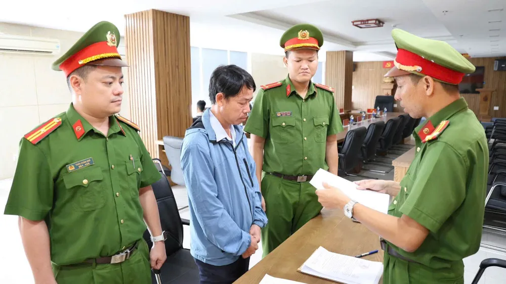 Cơ quan Cảnh sát điều tra Công an TP Đà Nẵng công bố quyết định khởi tố bị can Nguyễn Văn Chương và thi hành lệnh bắt tạm giam. Ảnh: CATP Đà Nẵng