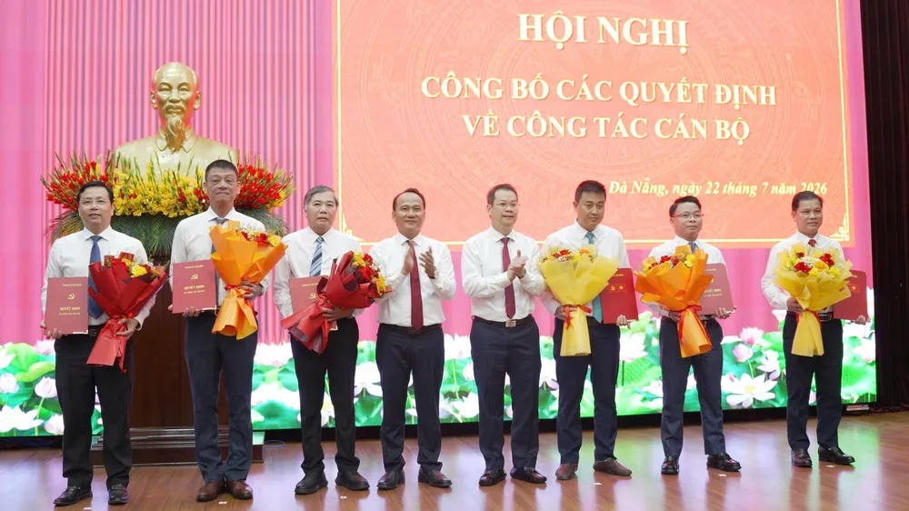 Phó Bí thư Thường trực Thành ủy Đà Nẵng Nguyễn Đình Vĩnh và Phó Bí thư Thành ủy, Chủ tịch UBND TP Đà Nẵng Nguyễn Mạnh Hùng trao các Quyết định. Ảnh: XUÂN QUỲNH