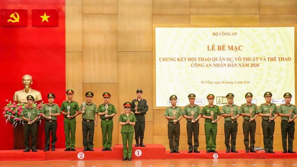 Trao giải cho các tập thể, cá nhân có thành tích xuất sắc tại hội thao