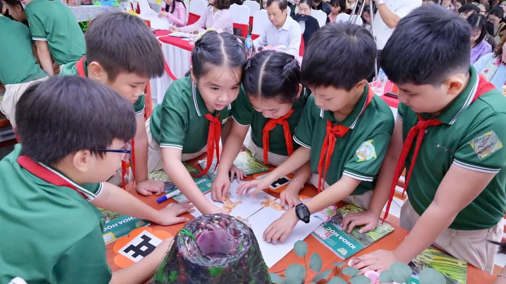 Trong tiết Khoa học, các em học sinh trường Tiểu học Lê Đình Chinh (phường Hòa Cường, TP Đà Nẵng) cùng quan sát mô hình núi lửa và sắp xếp các thẻ hình minh họa theo yêu cầu bài học