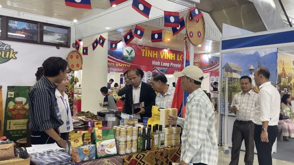 Người dân, du khách tham gia hội chợ. Ảnh: XUÂN QUỲNH