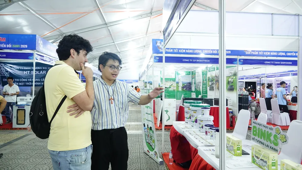 Khách quốc tế tham quan giải pháp tiết kiệm năng lượng. Ảnh: XUÂN QUỲNH