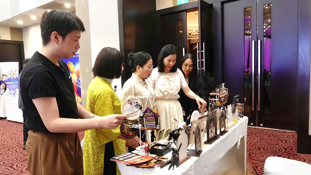 Lãnh đạo Sở Công thương TP Đà Nẵng tham quan gian hàng bên lề hội thảo. Ảnh: XUÂN QUỲNH