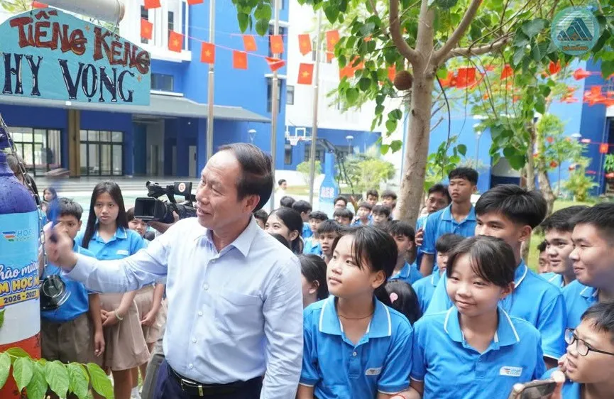 Phó Thủ tướng Lê Tiến Châu đánh kẻng chào mừng năm học mới
