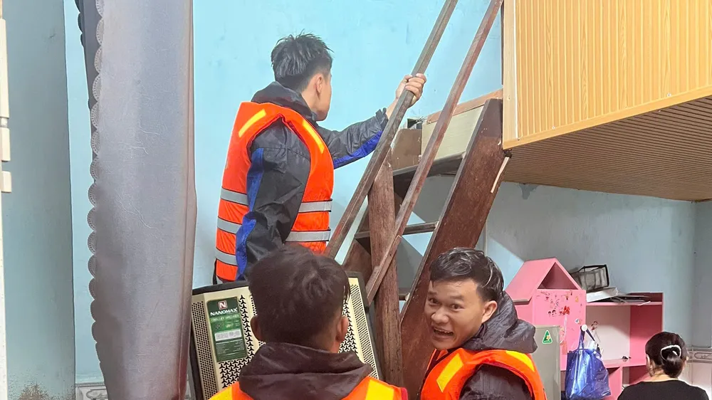Ban Chỉ huy Quân sự phường Hòa Khánh giúp dân trong đêm. Ảnh: phường Hòa Khánh 