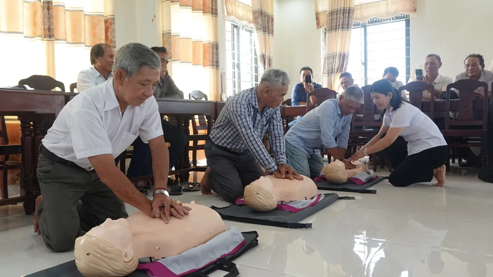 Bác sĩ Trung tâm Cấp cứu TP Đà Nẵng trực tiếp hướng dẫn và "cầm tay chỉ việc" cho ngư dân cách ép tim ngoài lồng ngực. Ảnh: XUÂN QUỲNH