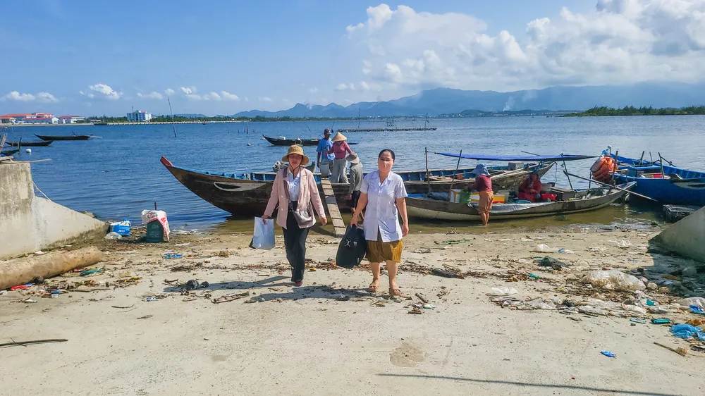 Nhân viên y tế cùng cán bộ chính quyền xã đảo Tam Hải dùng ghe đến thôn Long Thạnh Tây để khám sức khỏe cho những trường hợp khó đi lại. Ảnh: XUÂN QUỲNH