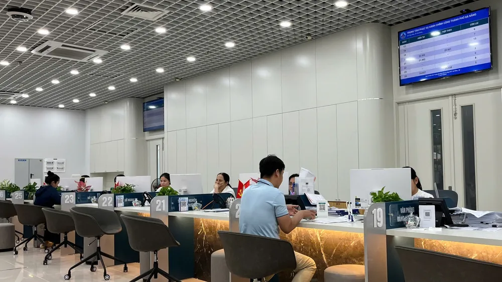 Người dân, doanh nghiệp đến làm việc tại Trung tâm phục vụ hành chính công TP Đà Nẵng. Ảnh: XUÂN QUỲNH