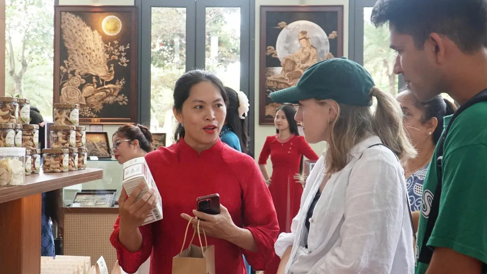 Du khách tham quan, tìm hiểu tại điểm trưng bày sản phẩm “Tinh hoa Đà Nẵng”. Ảnh: XUÂN QUỲNH