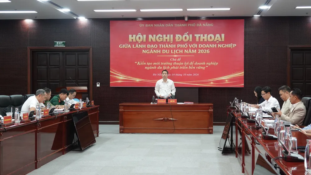 Phó Bí thư Thành ủy, Chủ tịch UBND TP Đà Nẵng Nguyễn Mạnh Hùng chủ trì Hội nghị đối thoại với doanh nghiệp ngành du lịch năm 2026. Ảnh: XUÂN QUỲNH
