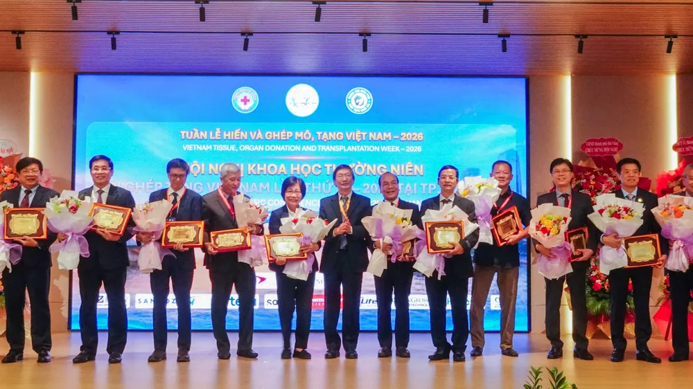 Vinh danh các cá nhân có nhiều đóng góp trong ghép tạng Việt Nam. Ảnh: XUÂN QUỲNH