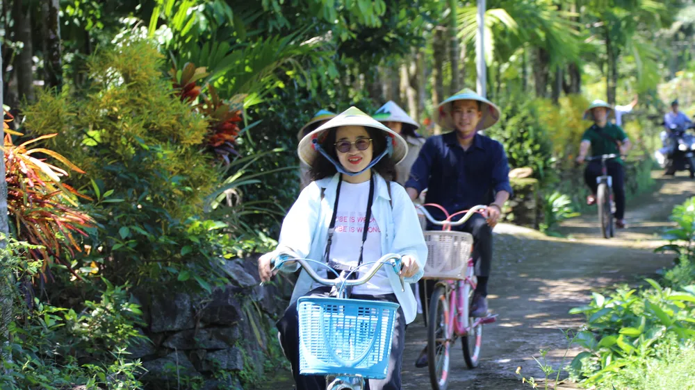Du khách đạp xe dạo quanh làng cổ Lộc Yên, khám phá nét bình yên và cảnh sắc mộc mạc của vùng quê xứ Quảng. Ảnh: XUÂN QUỲNH