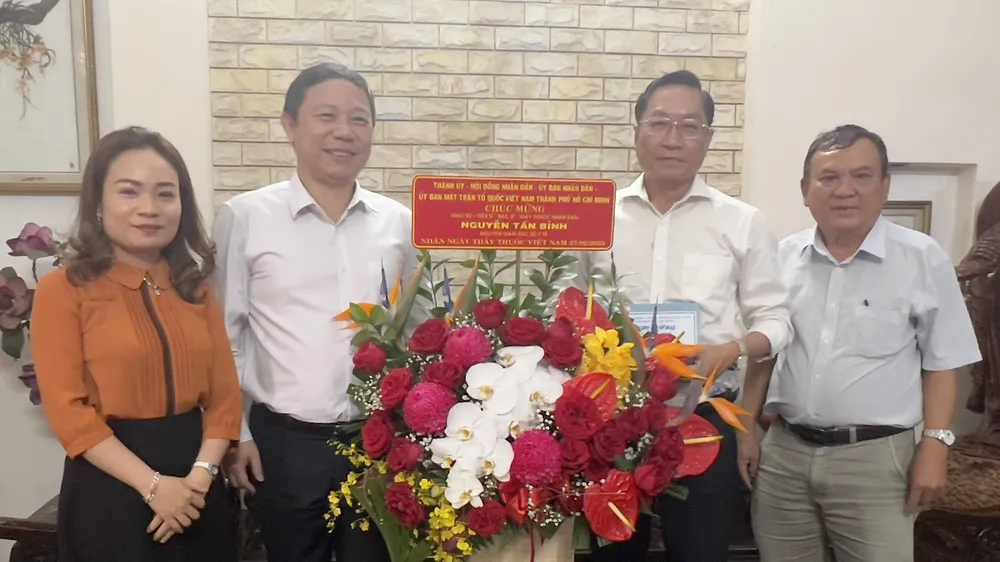 Phó Chủ tịch UBND TPHCM Dương Anh Đức thăm các thầy thuốc nhân Ngày Thầy thuốc Việt Nam