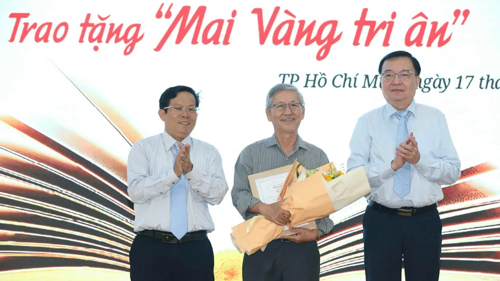 Báo Người Lao Động trao giải cuộc thi “Người Thầy kính yêu” lần 2