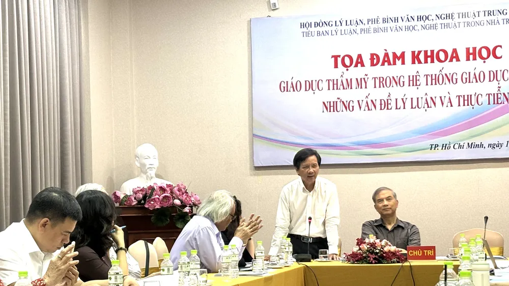 Các diễn giả, khách mời phát biểu tại tọa đàm