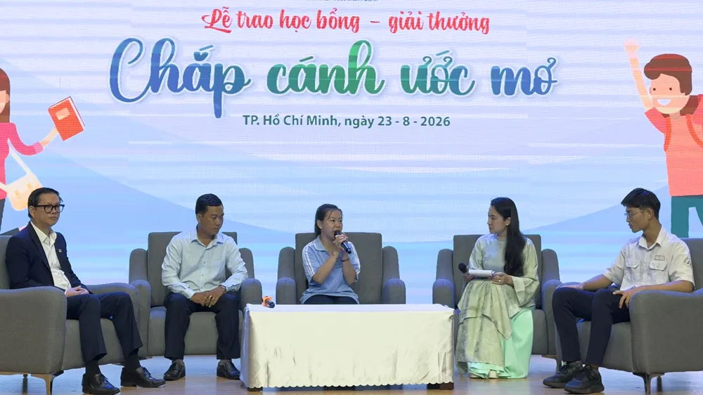 Trao học bổng “Chắp cánh ước mơ” cho 100 học sinh vượt khó