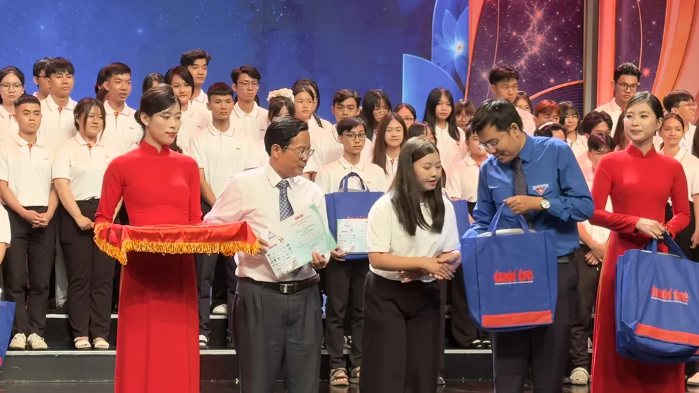 Trao 255 suất học bổng “Tiếp sức đến trường” cho tân sinh viên khó khăn