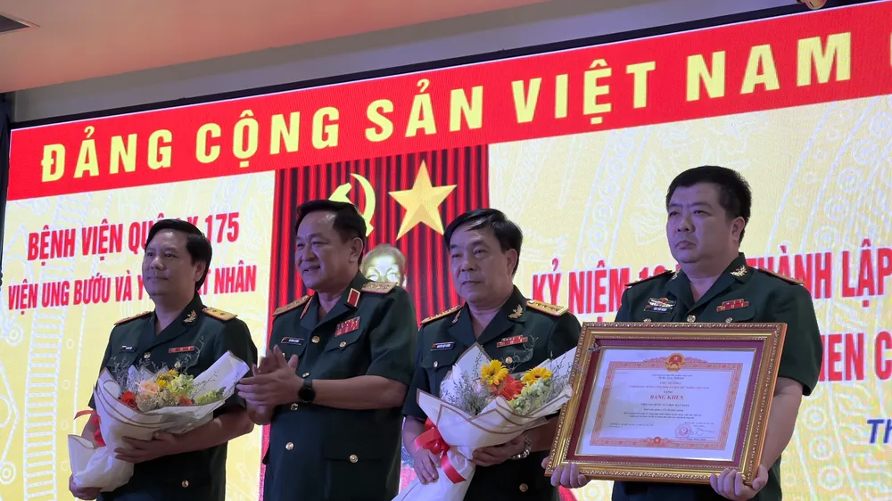 Viện Ung bướu và y học hạt nhân vinh dự nhận bằng khen của Thủ tướng Chính phủ