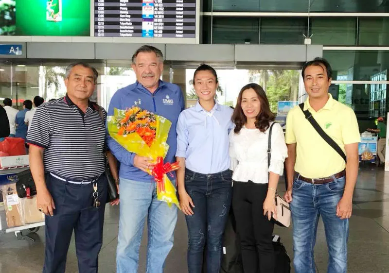 Chuyên gia Loren Seagrave (thứ 2 từ trái qua) sẽ giúp điền kinh TPHCM trong kế hoạch đưa Lê Tú Chinh sang Mỹ tập huấn. Ảnh: THIÊN HOÀNG