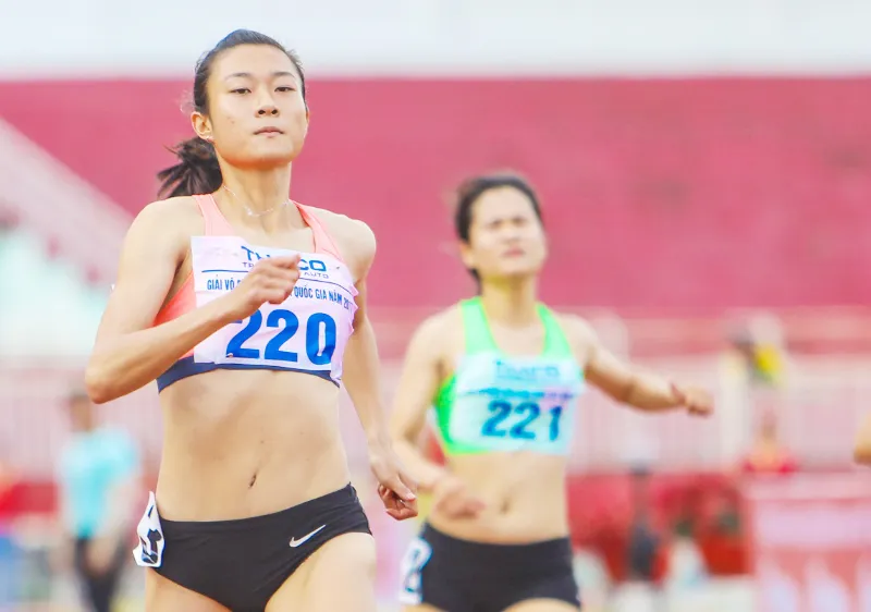 “Nữ hoàng tốc độ” Lê Tú Chinh lọt vào tốp 10 gương mặt trẻ Việt Nam tiêu biểu năm 2017. Ảnh: Nhật Anh