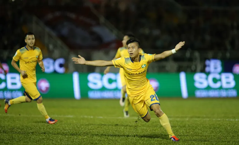 Tuyển thủ U23 Phan Văn Đức khơi màn chiến thắng cho đội khách SLNA trên sân Thống Nhất. Ảnh: DŨNG PHƯƠNG