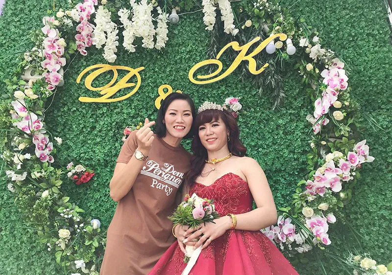 Đội trưởng Ngọc Hoa trong ngày cưới của đồng đội Hồng Đào. Ảnh: DŨNG PHƯƠNG