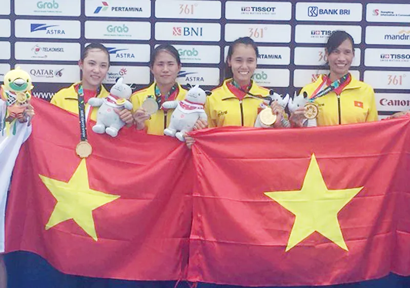 4 tay chèo nữ Việt Nam không giấu nổi hạnh phúc khi trở thành nhà vô địch Asiad 2018, tạo dấu ấn lịch sử cho rowing Việt Nam. Ảnh: NHẬT ANH