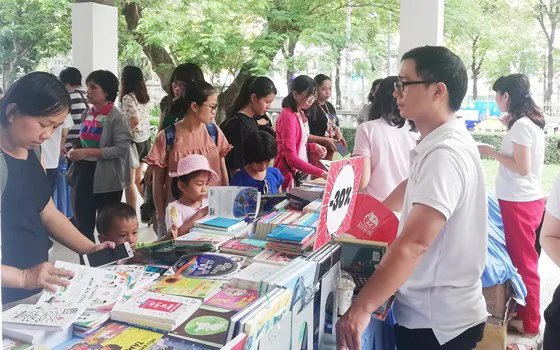 Kiến thức không phải là chụp hình với sách