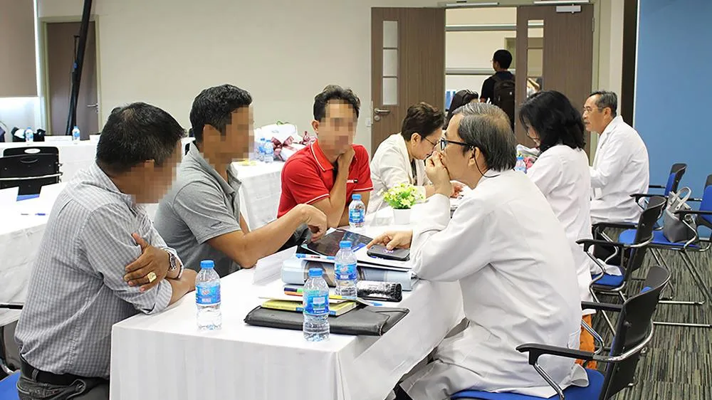 Bác sĩ đang hội chẩn lại bệnh án cho bệnh nhân