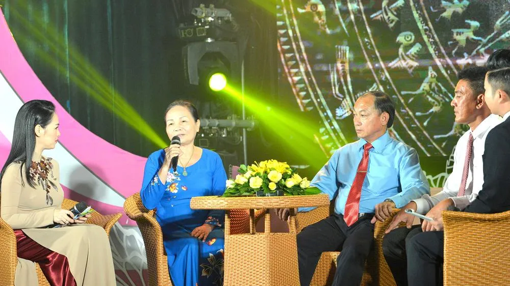 Bà Nguyễn Thị Hoa (thứ 2 từ trái qua) chia sẻ câu chuyện của mình tại buổi giao lưu. Ảnh: VIỆT DŨNG