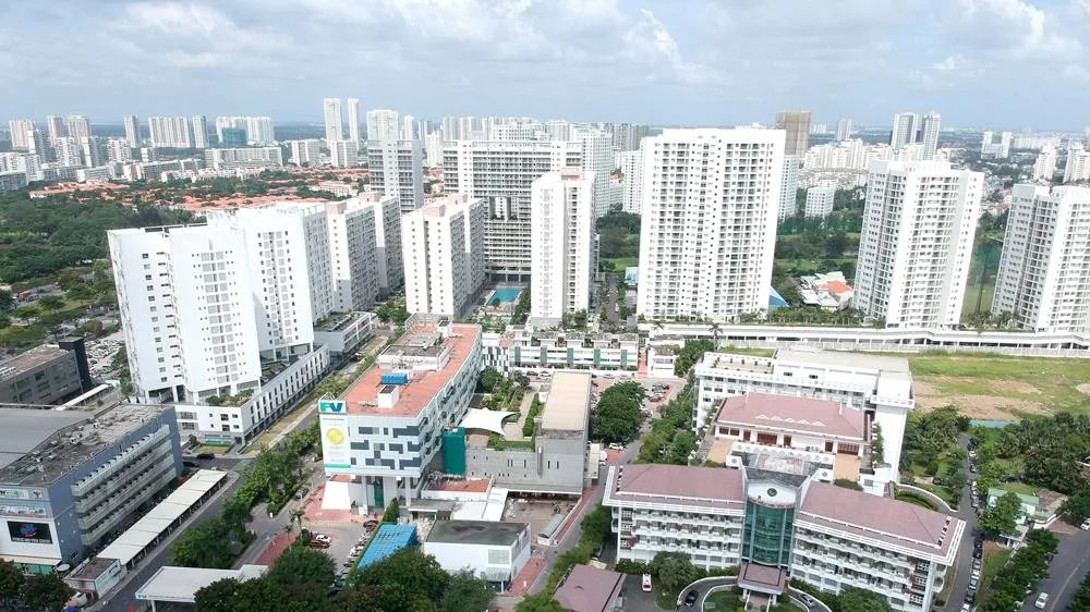 Bệnh viện và khu dân cư tại quận 7. Ảnh: CAO THĂNG