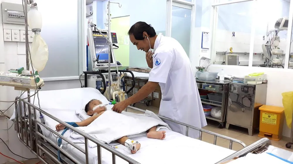 Một bệnh nhi mắc sốt xuất huyết nặng đang điều trị tại Bệnh viện Nhi đồng 1 TPHCM. Ảnh: THÀNH AN