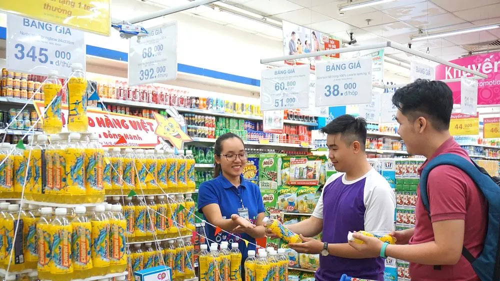 Người tiêu dùng chọn mua nước giải khát tại siêu thị Co.opmart