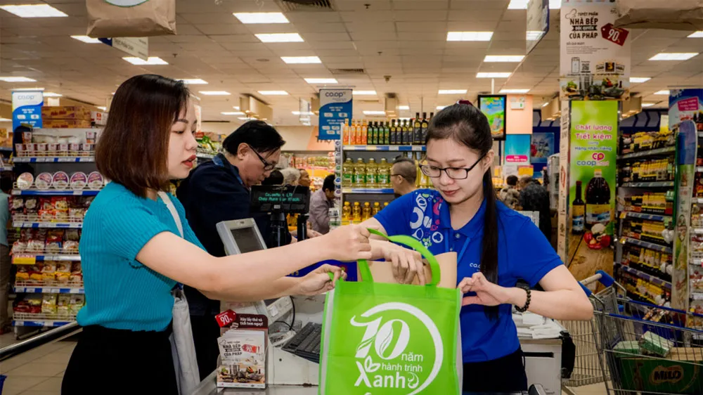 Hệ thống bán lẻ Saigon Co.op khuyến khích người tiêu dùng sử dụng túi thân thiện môi trường thay túi ni lông