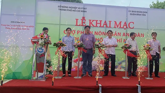 Khai trương Chợ phiên nông sản an toàn tại các quận 6 và Bình Tân