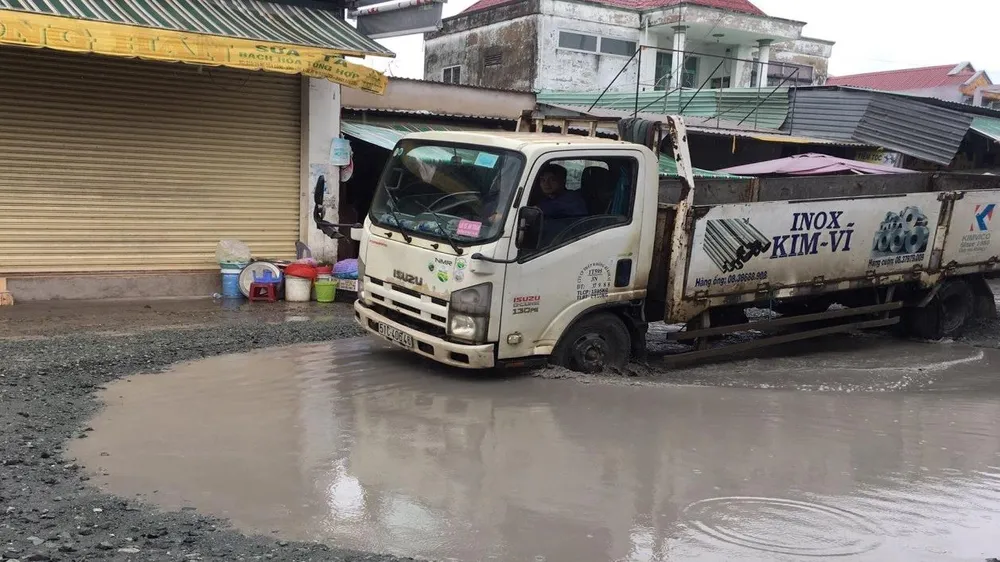 Xe tải ra vào thường xuyên khiến con đường hư hỏng nặng