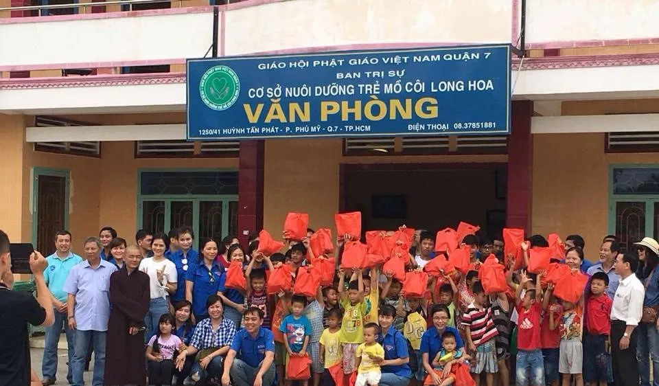 Tập thể HDTC phát quà cho trẻ em mồ côi tại chùa ở quận 7, TPHCM