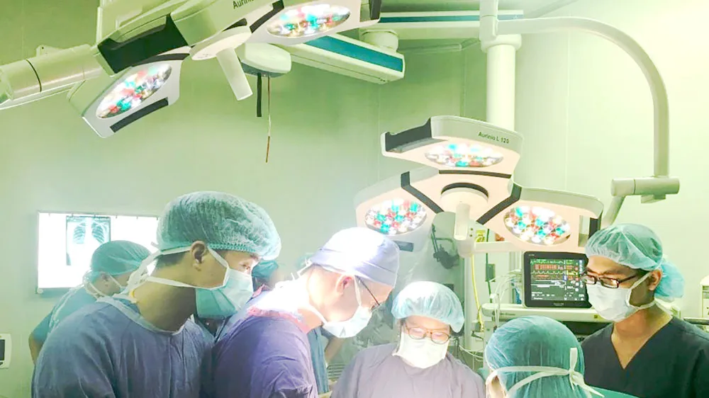 Các bác sĩ phẫu thuật cấp cứu cho bệnh nhân bị biến chứng chảy máu, chảy dịch sau khi phẫu thuật thẩm mỹ