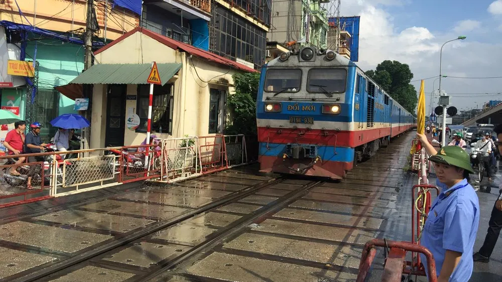 Tàu hỏa Bắc - Nam ngang qua Hà Nội