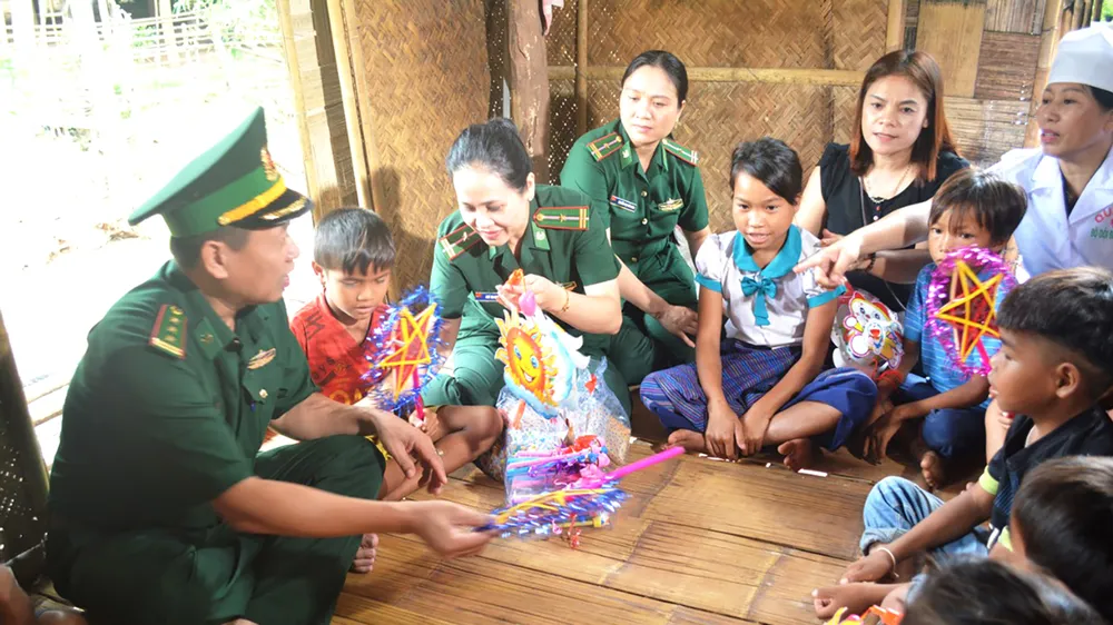 Quỹ “Mãi mãi tuổi 20” trao quà cho trẻ em nghèo vùng dân tộc thiểu số