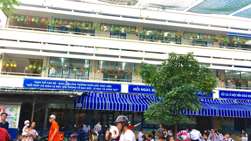 Nhiều chậu cây cảnh treo trên cao giúp làm không gian xanh mát, tuy nhiên tiềm ẩn hiểm họa, mất an toàn cho học sinh. Ảnh: BÙI ANH TUẤN