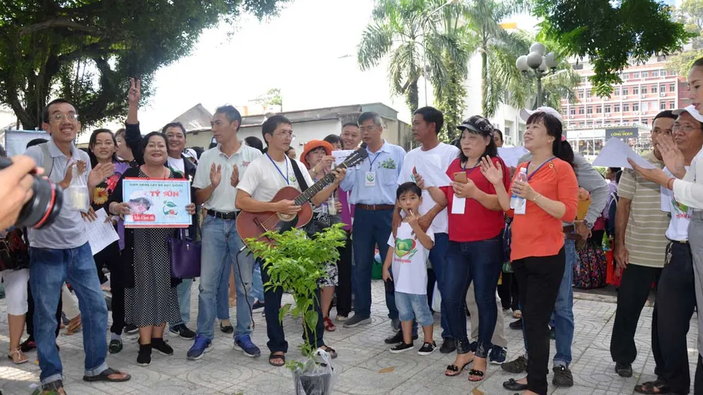 Các thành viên trong nhóm “Thích trồng cây” họp mặt tại công viên Tao Đàn (quận 1, TPHCM)