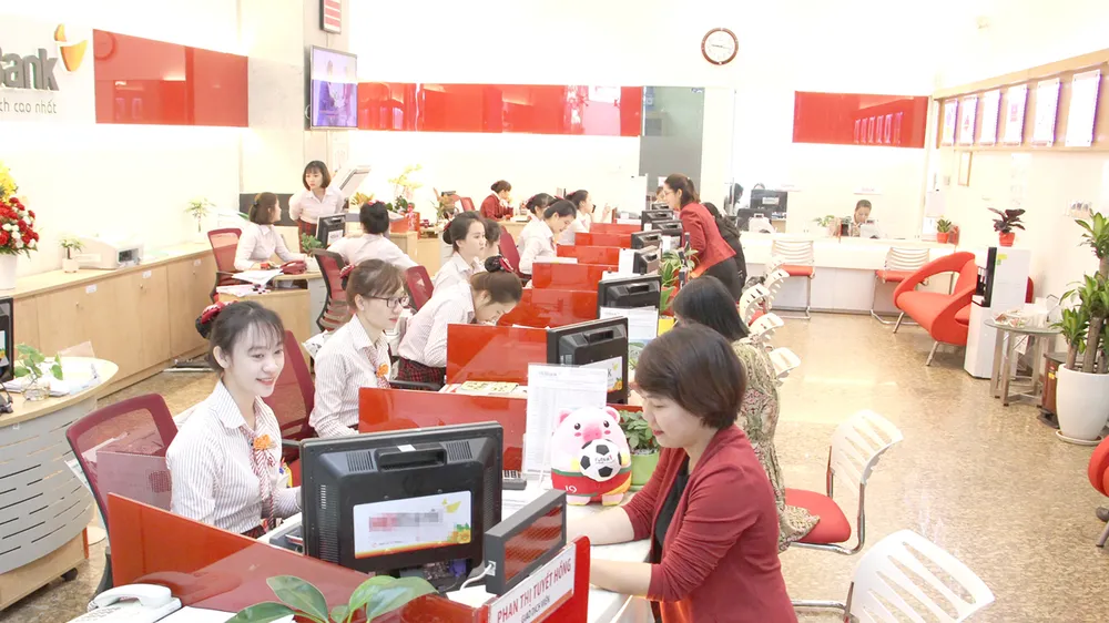 Giao dịch tại một ngân hàng ở TPHCM. Ảnh: PHAN LÊ