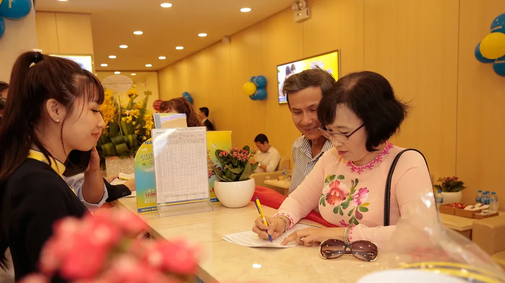 Khách hàng giao dịch tại Nam A Bank