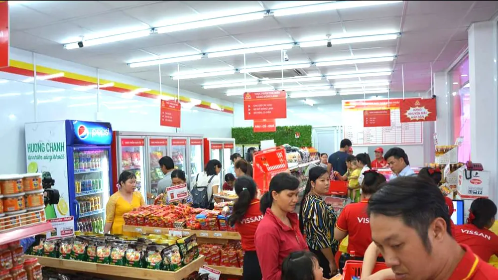Công nhân - người lao động đến với cửa hàng trợ giá ở huyện Bình Chánh