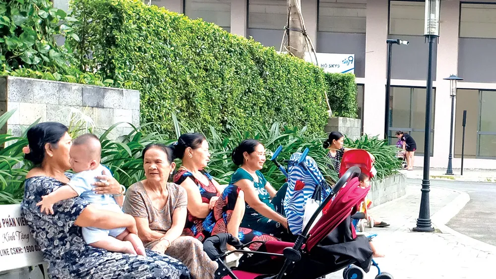 Sự can thiệp vào cách nuôi dạy trẻ của thế hệ trước cũng là nguyên nhân khiến phụ nữ sau sinh thời nay chịu nhiều áp lực
