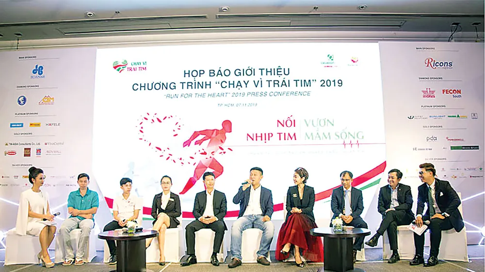 Ông Trương Quang Nhật - Phó Tổng Giám đốc Hòa Bình (thứ 2 bên phải) tham gia họp báo công bố chương trình