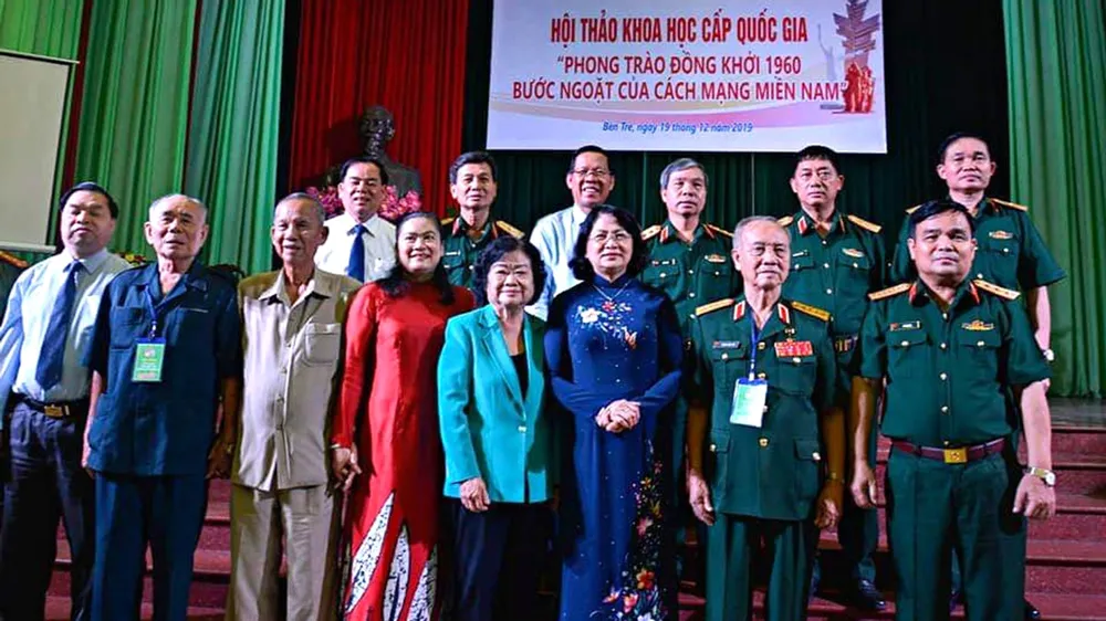 Đồng chí Đặng Thị Ngọc Thịnh, Phó Chủ tịch nước cùng các đồng chí lãnh đạo, nguyên lãnh đạo Đảng, Nhà nước, tỉnh Bến Tre qua các thời kỳ tại hội thảo. Ảnh: HÀM LUÔNG